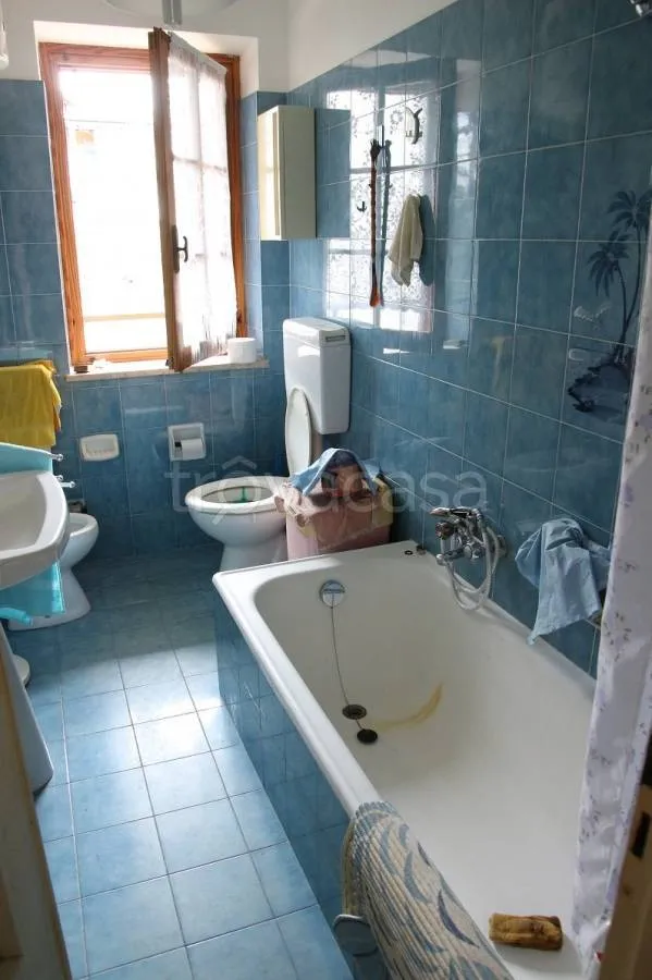 Bathrooms - Semi-detached House with Garden in Giaveno