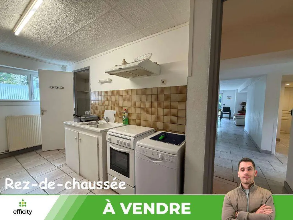 Cuisine - Maison avec Balcon et Jardin dans un Secteur Calme à Lhommaizé