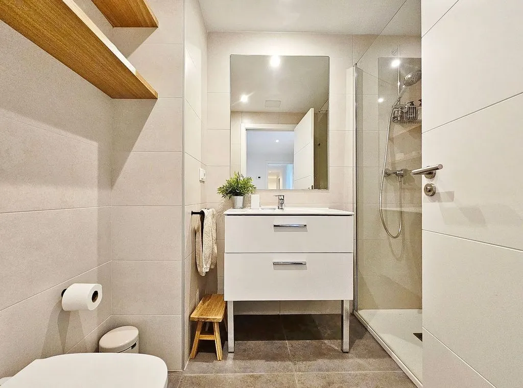 Bathrooms - Modern Flat with Terrace in Santa Cruz