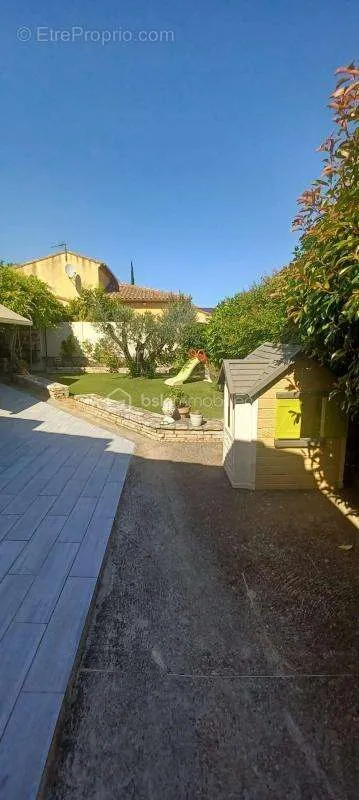 Jardin - Villa Traditionnelle avec Studio et Piscine à Vendre
