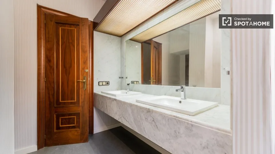 Vannitoad - Shared Room with Amenities in La Roqueta, Valencia