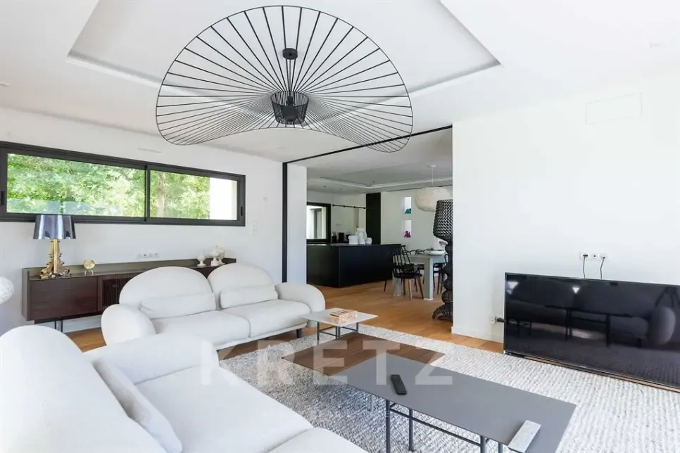 Elutuba - Contemporary House with Pool near Golf Course