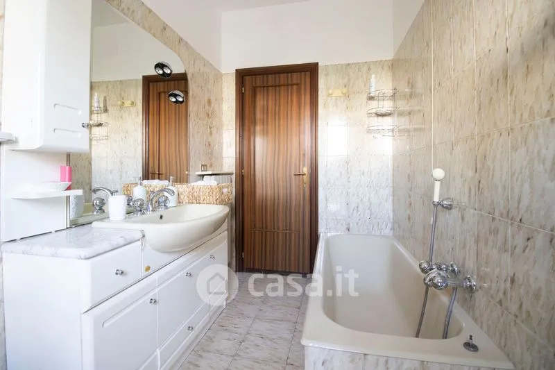 Salles de bain - 5-Room Apartment with Solar Features in Alba Adriatica