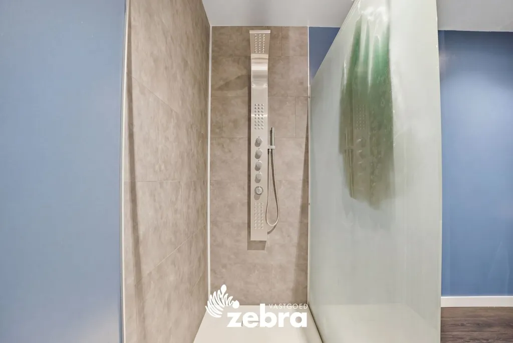 Salles de bain - Commerce et Appartement en Centre-ville à Pittem