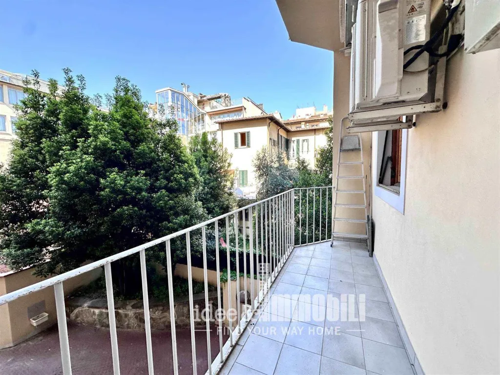 Rõdu - Signorile Apartment with Balcony in Florence