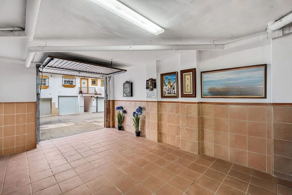 Garaaž - Terraced House with Pool in Estepona Centre