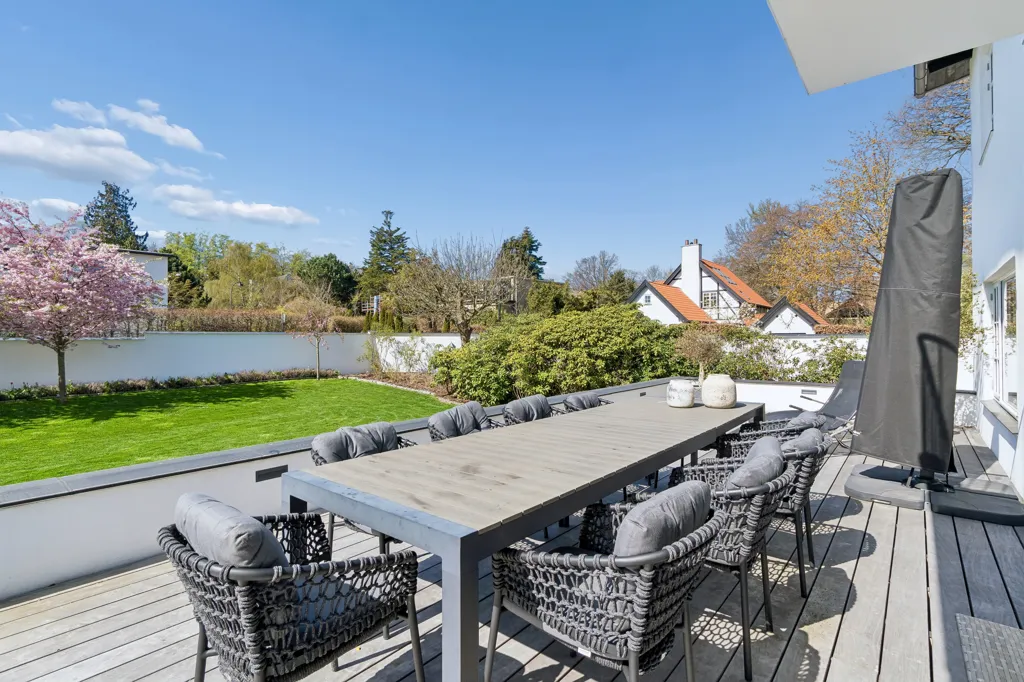 Terrass - Villa with Jacuzzi Terrace in Charlottenlund