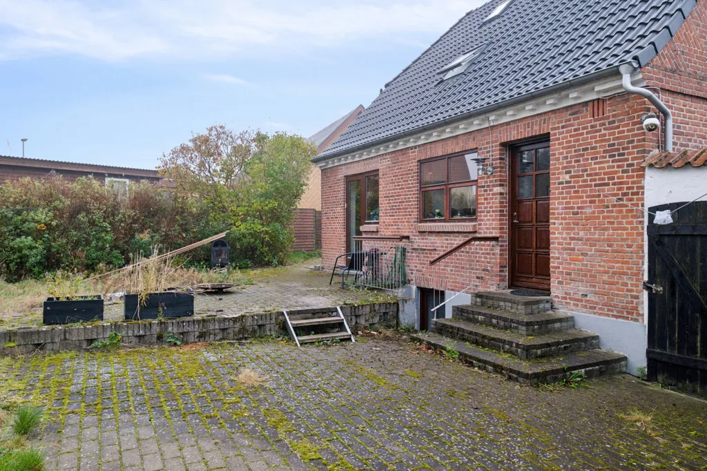 Välivaade - 1928 Brick Villa with Garden in Suldrup