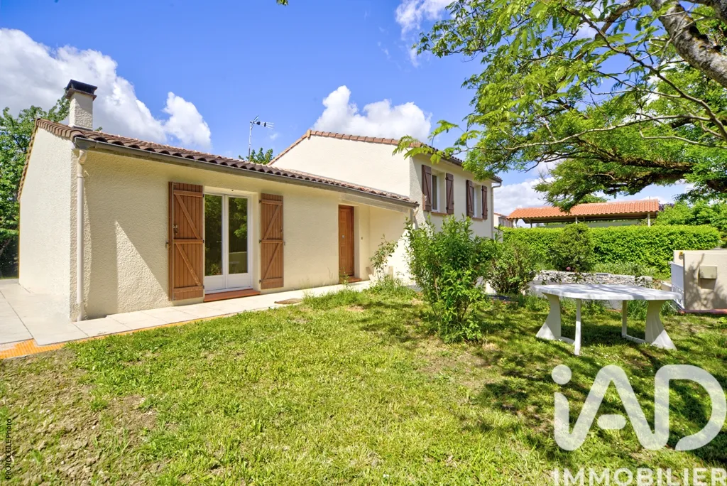 Garden - Charming House with Garden in Péchabou