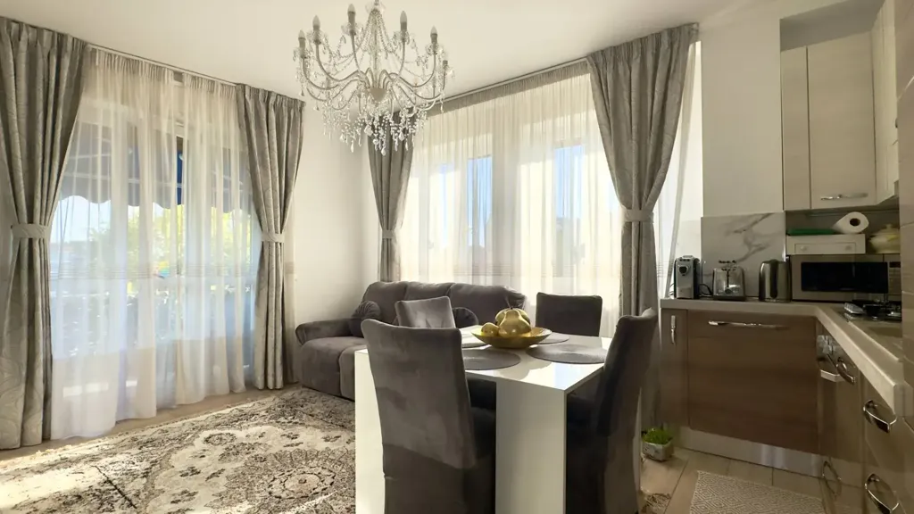 Salle à manger - Rear-Facing Apartment with Balcony in Cinisello Balsamo
