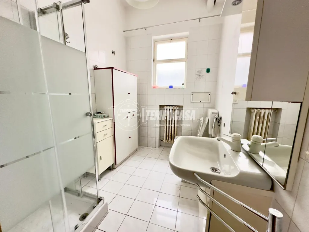 Salles de bain - Three-Bedroom Flat with Patio in Valenzano