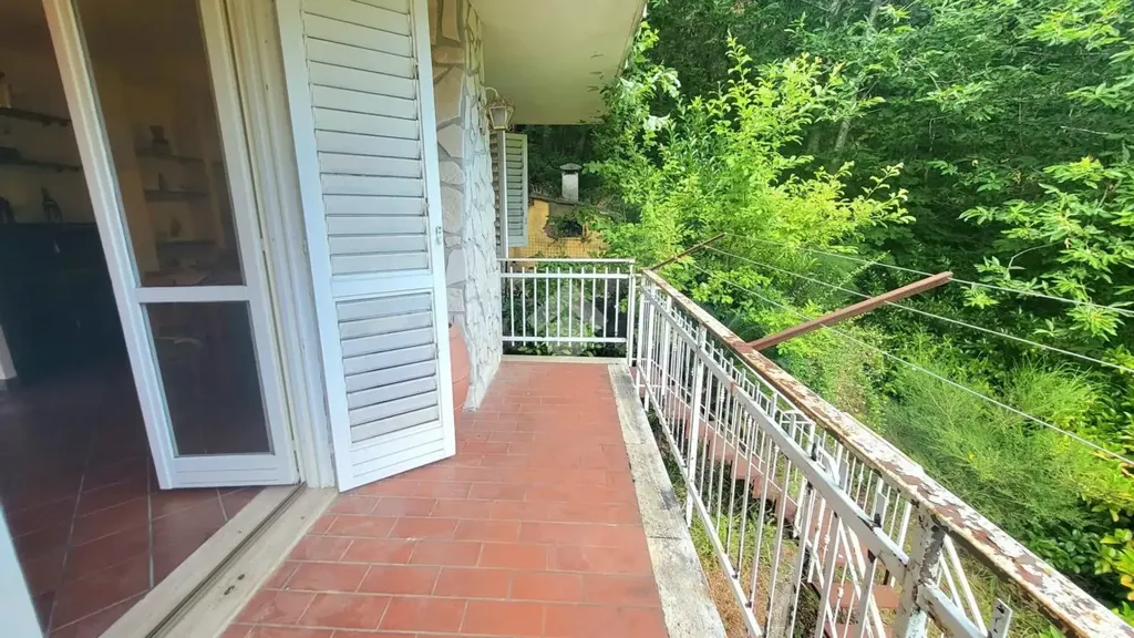Balcony - Villa with Private Garden in Pietrastornina