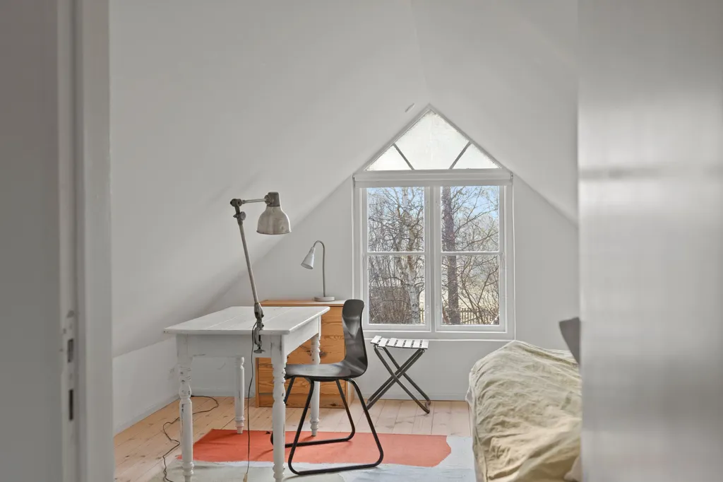 Bureau - Converted Summerhouse with Garden in Liseleje