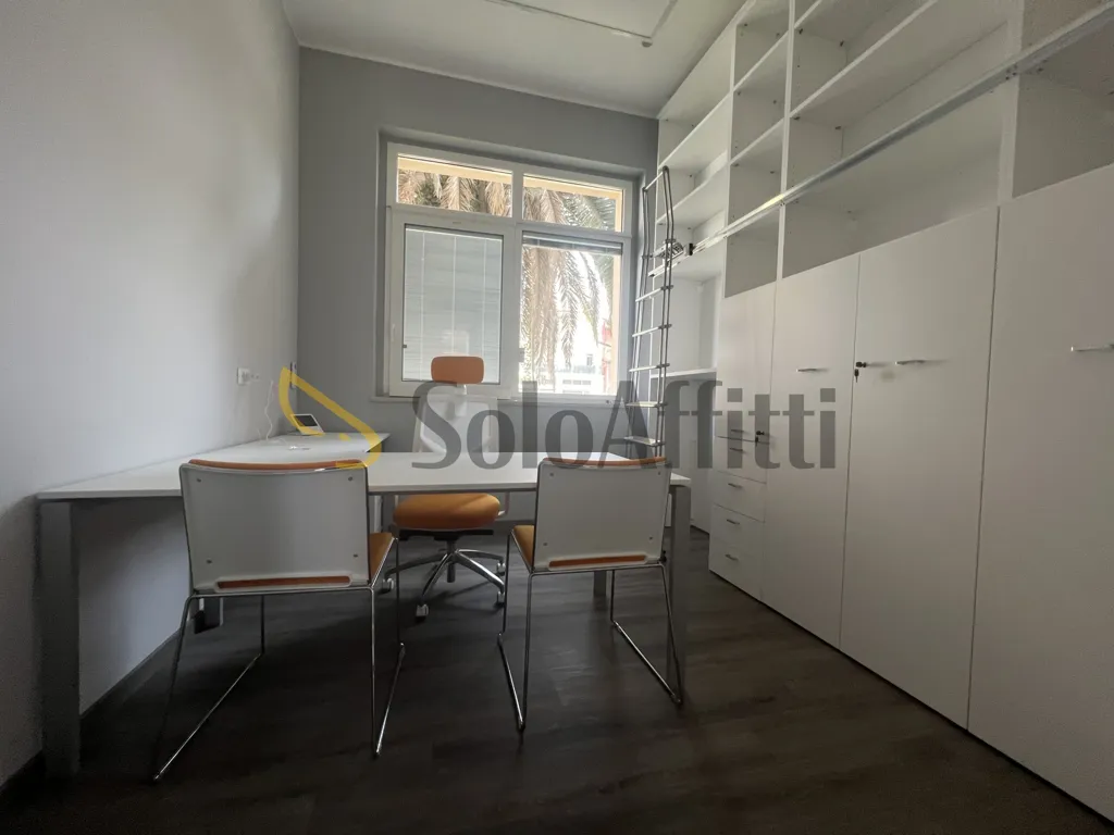 Bureau - Shared Office Space with Amenities in Semi-Central Area