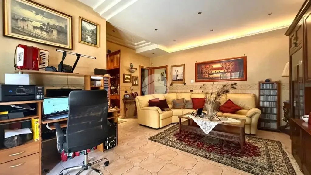 Bureau - Apartment with Balconies in Central Naples