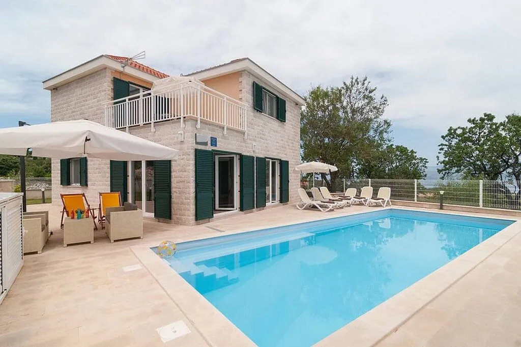 Bassein - Traditional Villa with Pool in Postira, Brač