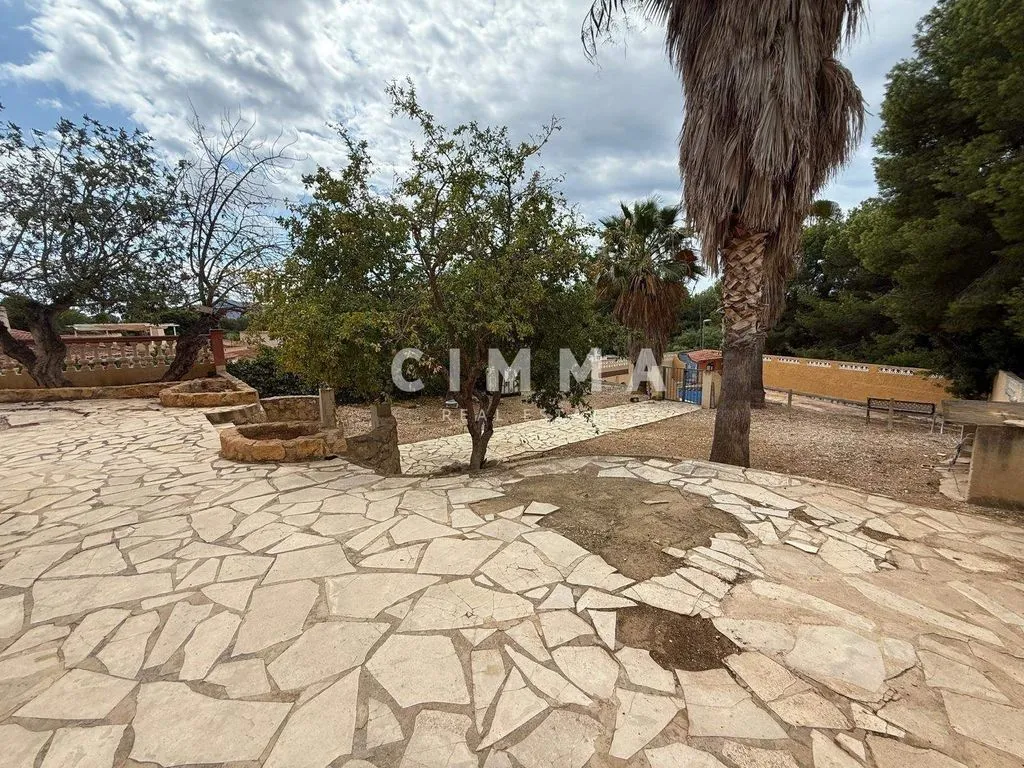 Aed - Five-Bedroom Chalet with Large Plot in La Nucía