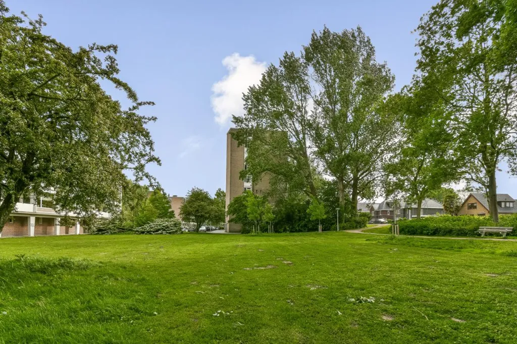 Corner Apartment with Balcony in Keizer Karelpark, Amstelveen