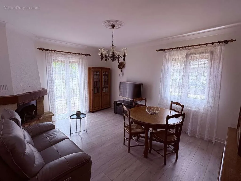 Söögituba - Renovated Villa with Large Plot in La Verpillière