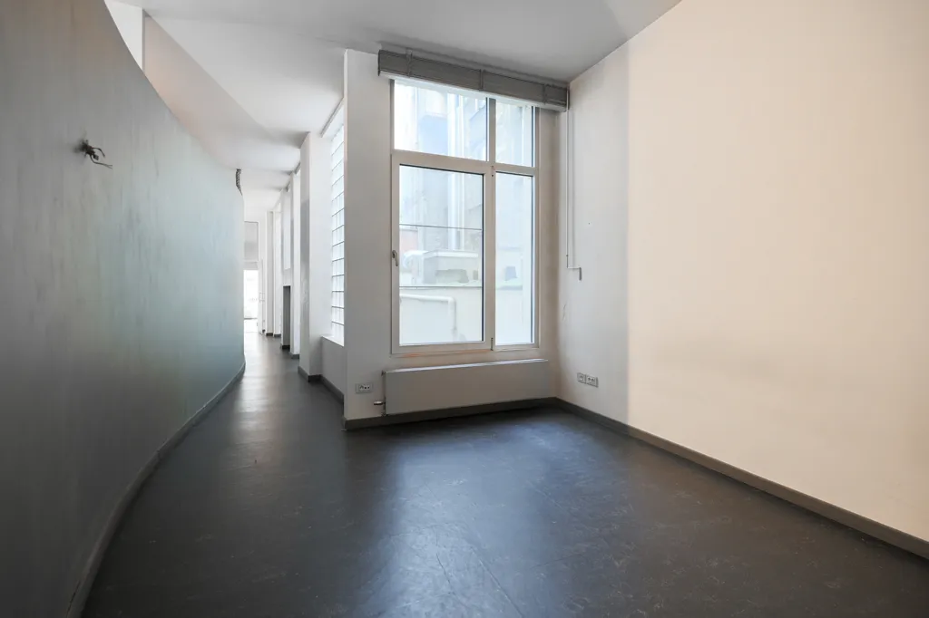 Esik - Characterful Apartment with Terrace in Antwerp