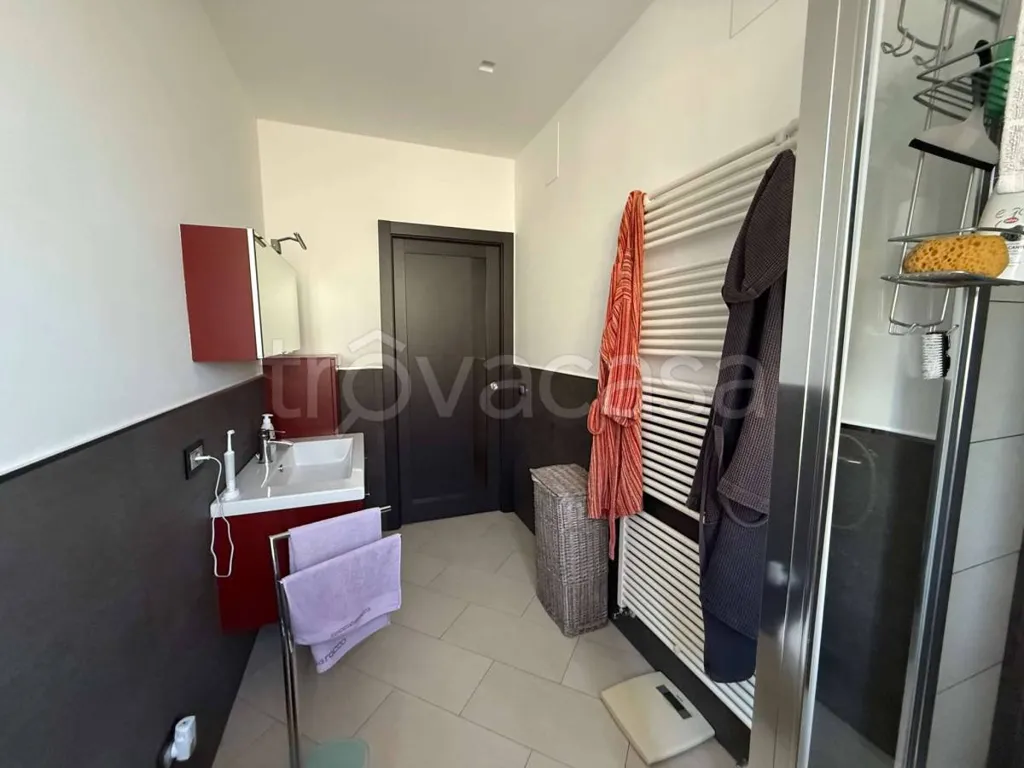 Bagni - Rear Corner Flat with Balcony in Cuneo