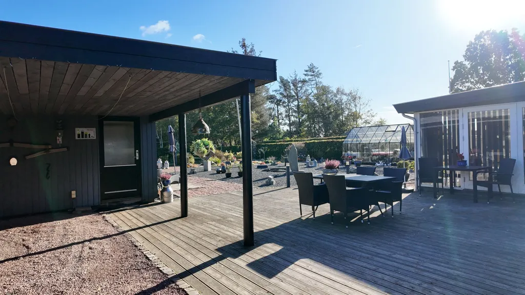 Terrazza - Well-Built Summerhouse with Garden in Skellet