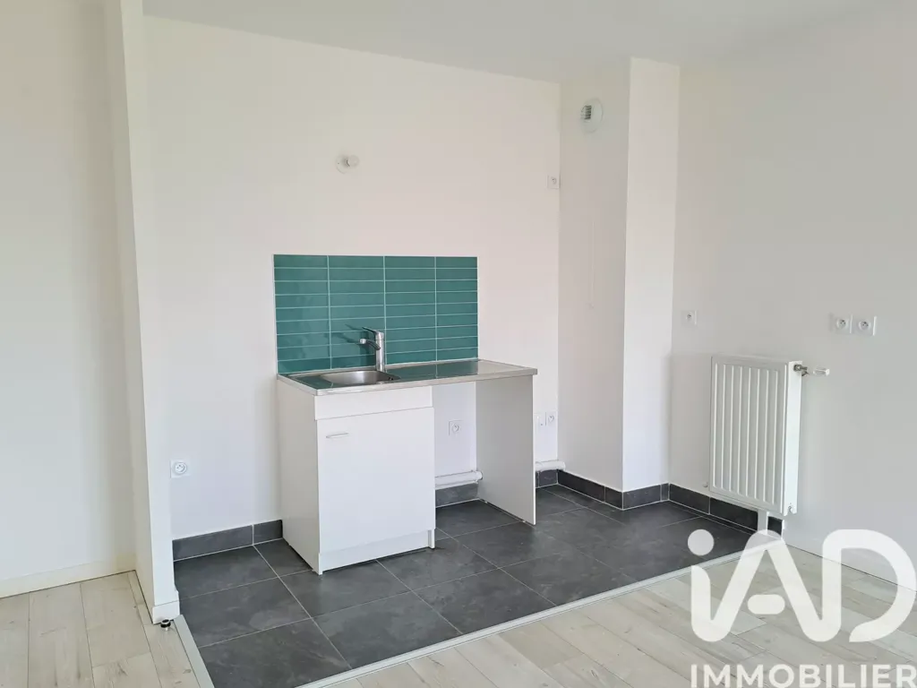 Cucina - 3-Bedroom Apartment with Parking in Chantilly Centre