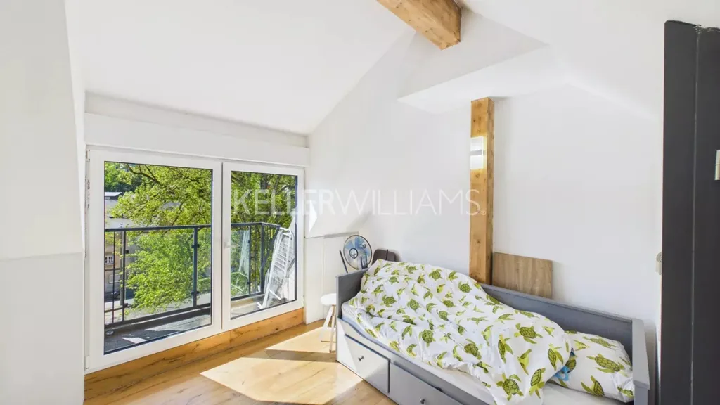 Chambres - Maison Rénovée de 9 Pièces à Rumelange