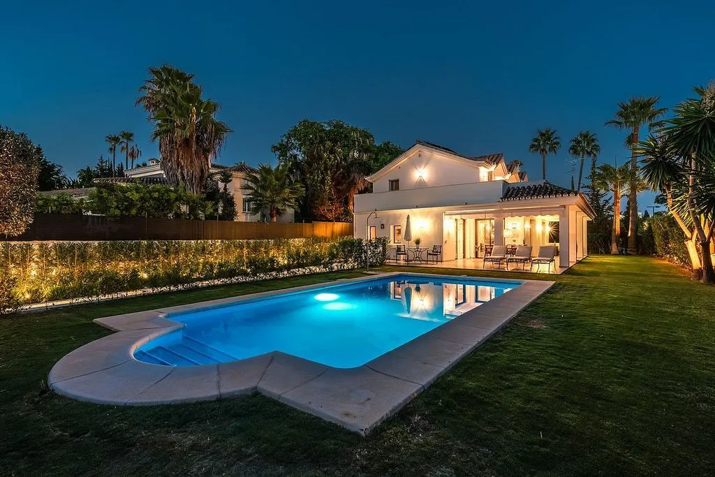 Piscine - Luxury Villa with Pool in Nueva Andalucía
