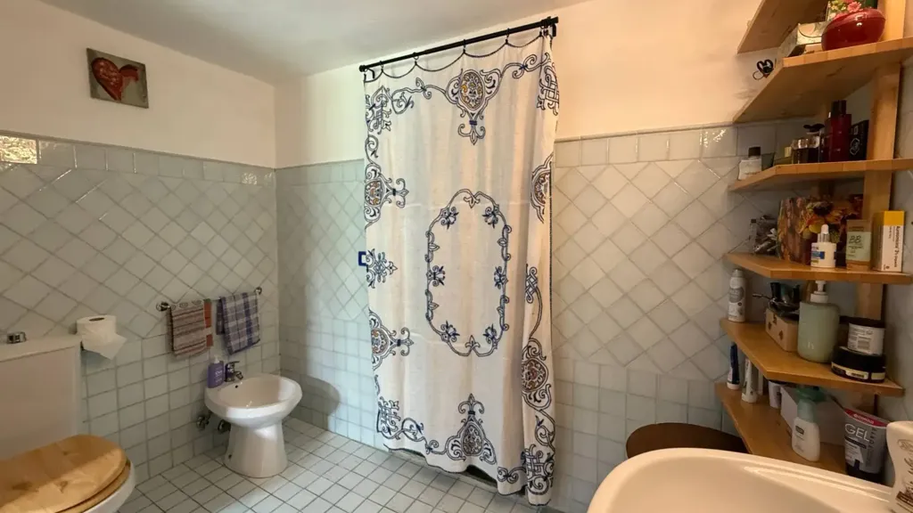Salles de bain - Restored Rustico with Panoramic Views in Capannori