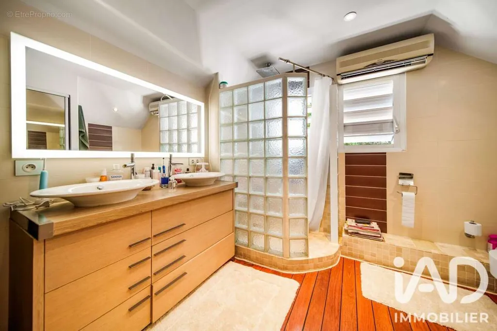 Salles de bain - Villa T7 avec Vue Panoramique sur l'Océan à La Montagne