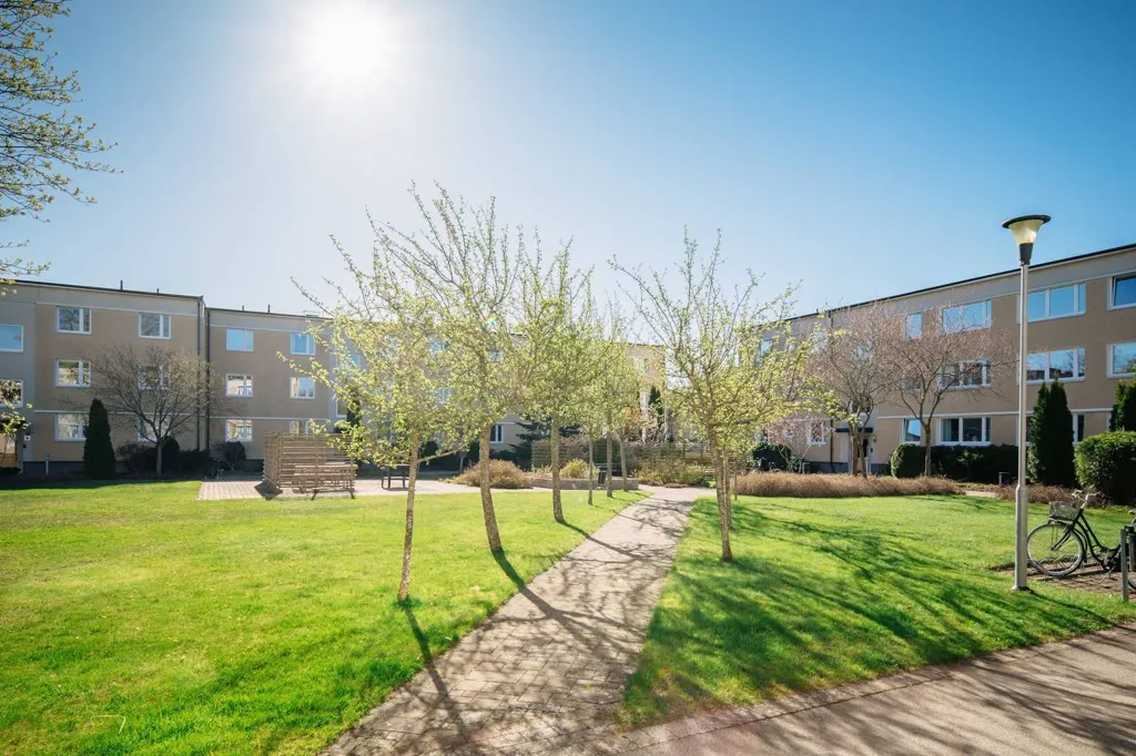Garden - Spacious 1-Bedroom Flat with Balcony in Lidköping