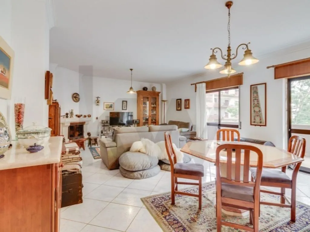 Söögituba - Luxury Apartment with Multiple Balconies in Alverca
