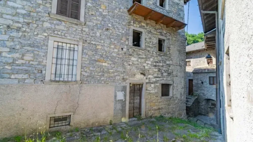 Välivaade - Rustic Stone Cottage in Corna Imagna