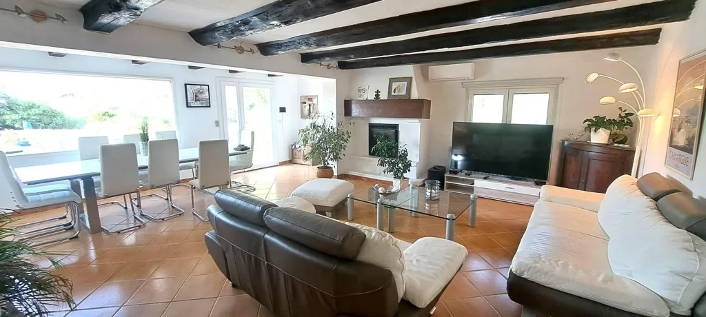 Elutuba - Charming Waterfront Property with Pool in Saintes Maries de la Mer
