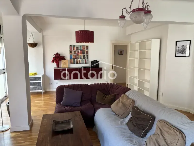 Soggiorno - Corner Flat with Large Windows in San Juan