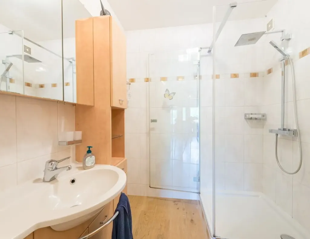 Bagni - Spacious 3-Bedroom Flat with South-West View