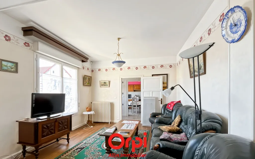 Séjour - Maison Individuelle avec Jardin à Montluçon