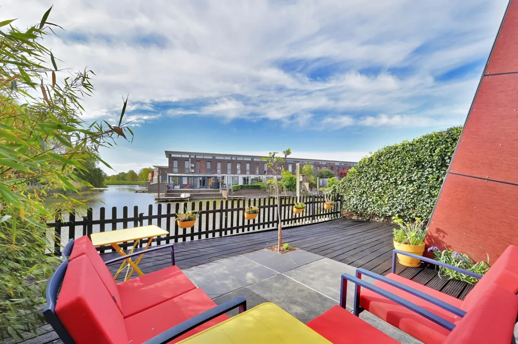 Terrasse - Waterfront Villa with Terrace in Wateringse Veld