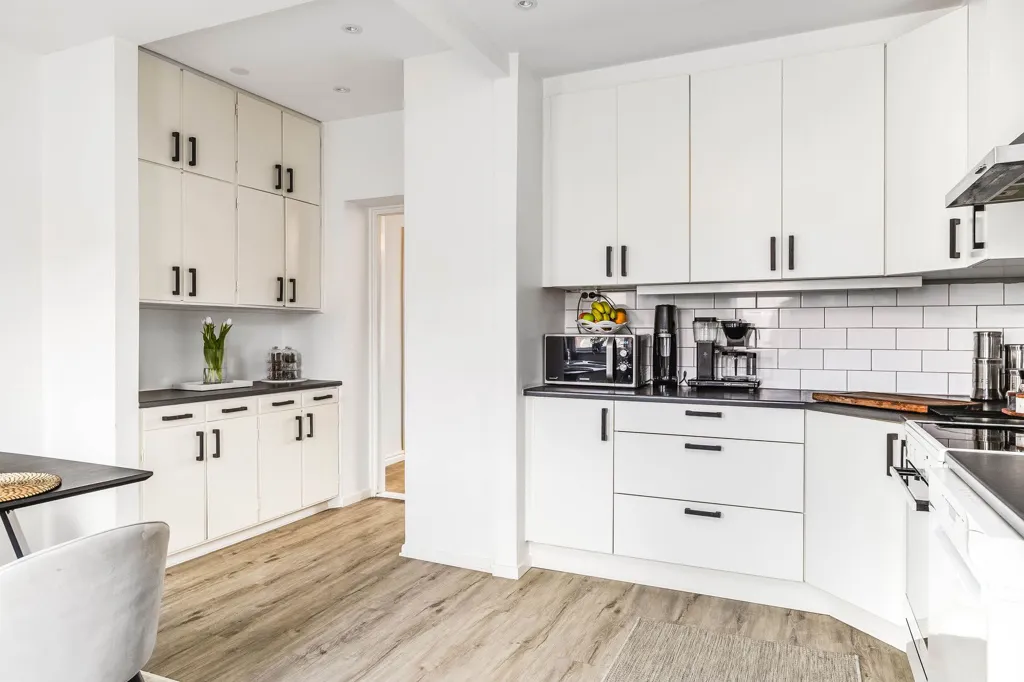 Cucina - Modernised Flat with Balcony in Vasastaden