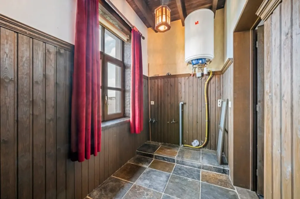 Salles de bain - Maison à rénover avec vue sur l'eau à Oudenburg