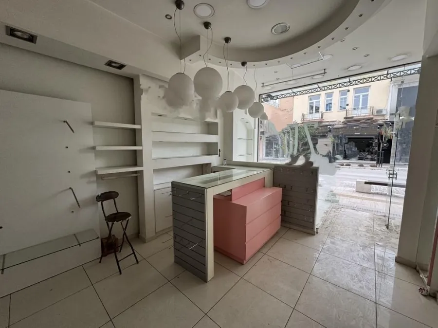 Toad - Shop with Expansion Potential in Serres Centre
