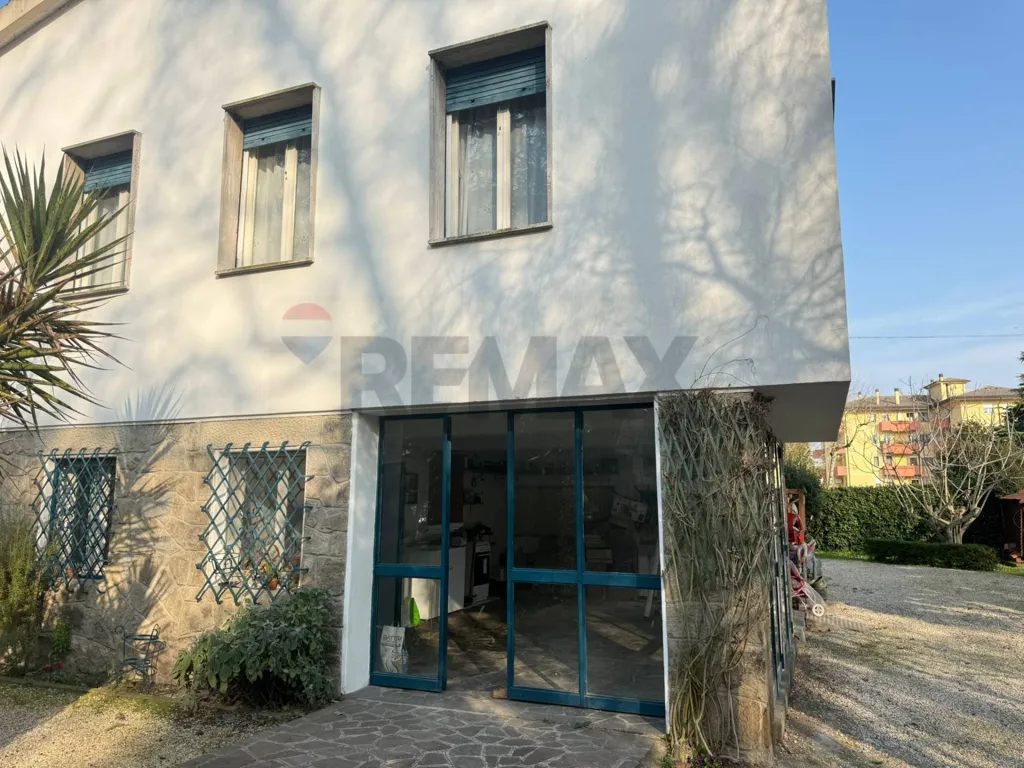 Exterior - Villa with 1,200m² Garden in Adria