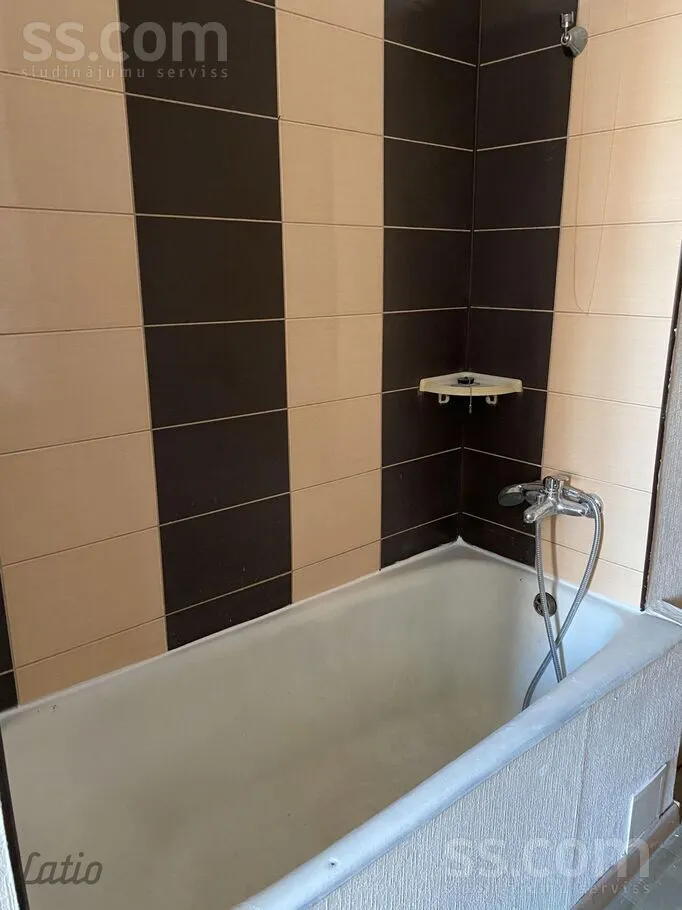 Vannitoad - 1-Bedroom Flat with Green Courtyard in Grīziņkalns