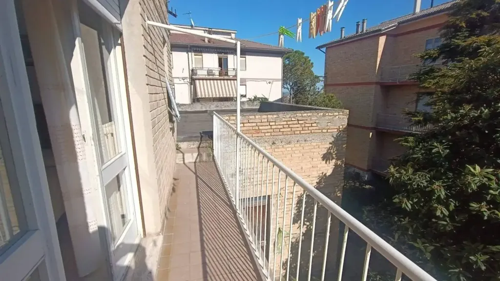 Rõdu - Terraced House with Balcony in Corridonia