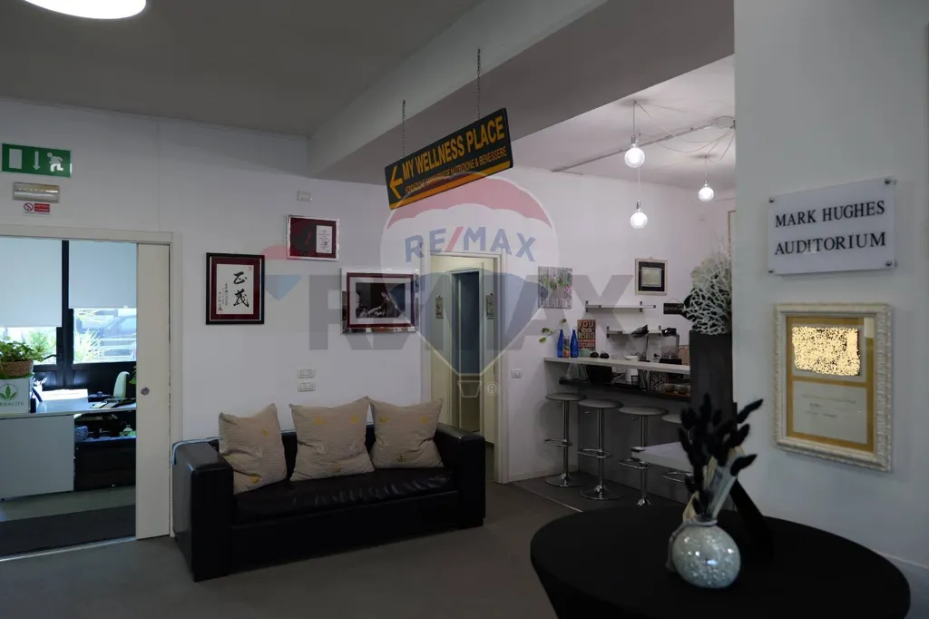 Hallway - Professional Space with Parking in Rovereta