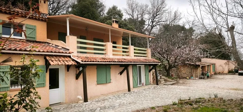 Extérieur - Maison de 9 Pièces avec Jardin de 5500m² au Var