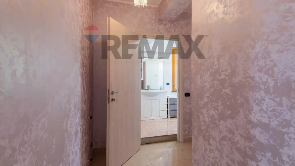 Esik - Spacious Apartment with Triple Exposure in Lentini
