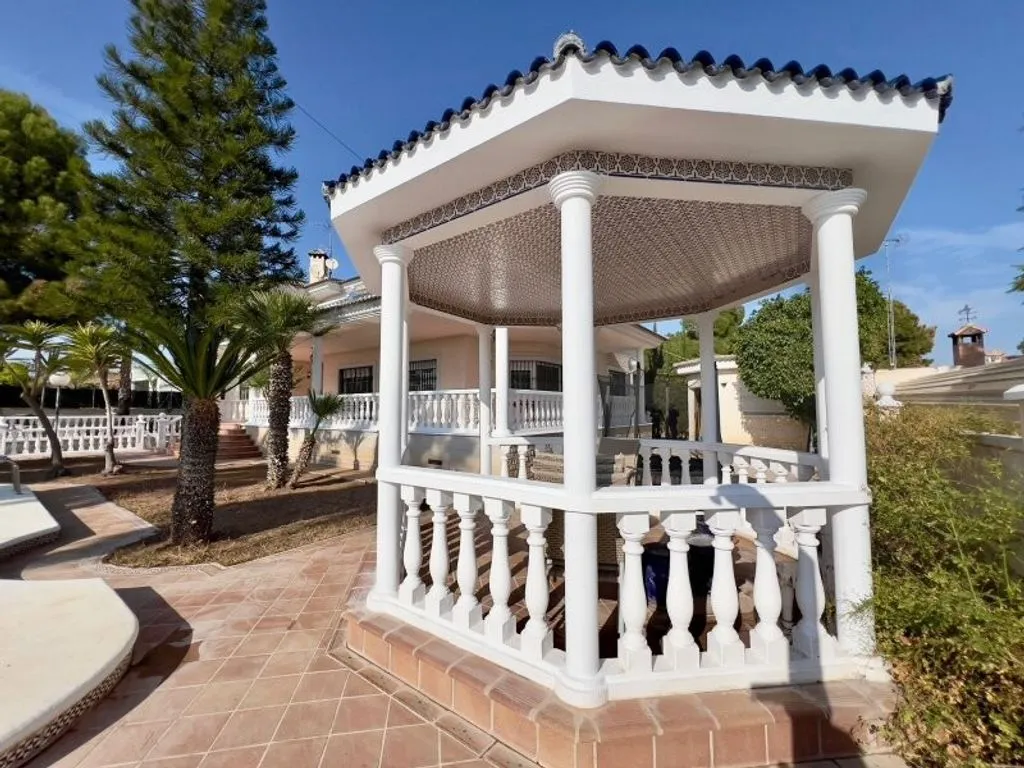 Terrass - Luxury Chalet with Pool in San Vicent del Raspeig