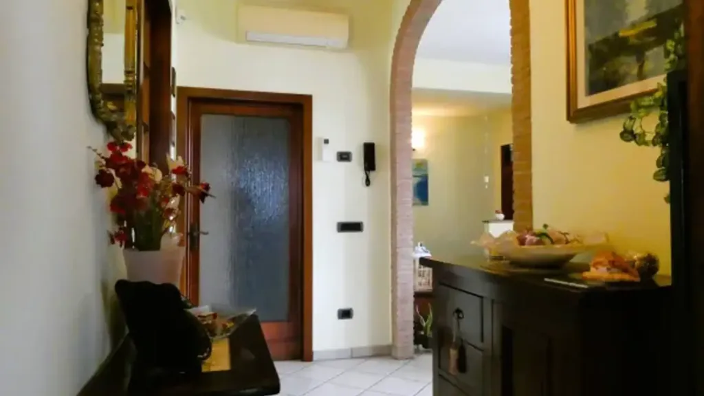 Esik - Rear Balcony Flat in Cerreto Guidi